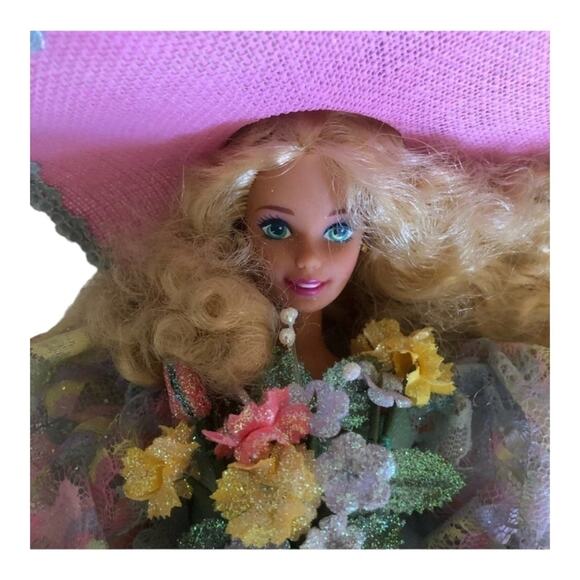 Spring Bouquet Barbie From The Mattel 1995 Enchanted Seasons Collection - Picture 2 of 5